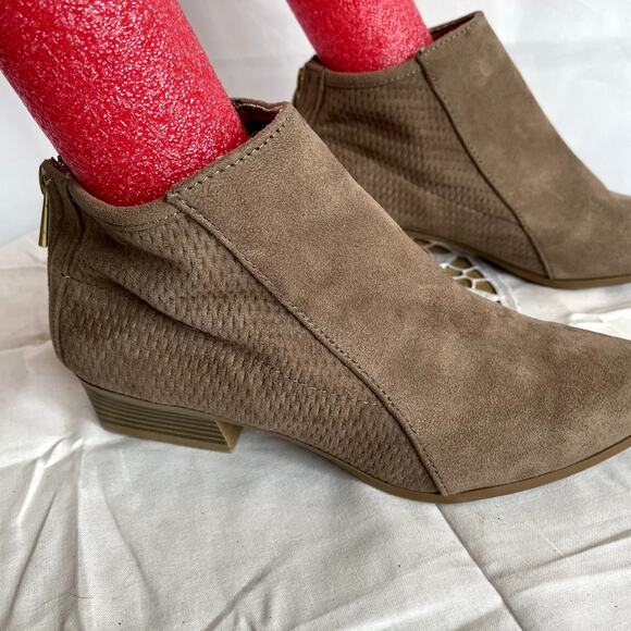 Qupid Booties Size 6 back zipper 1.5" heel point toe VERY nice - Picture 5 of 10